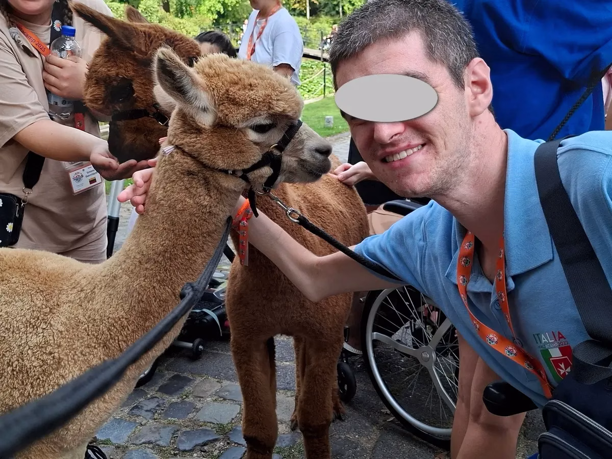 Reggy en Rocky tussen de rolstoelen.